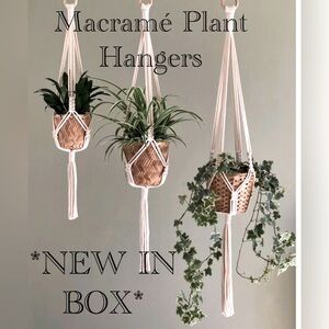 New 100% Cotton Macramé plant hangers.
Condition: NEW IN BOX